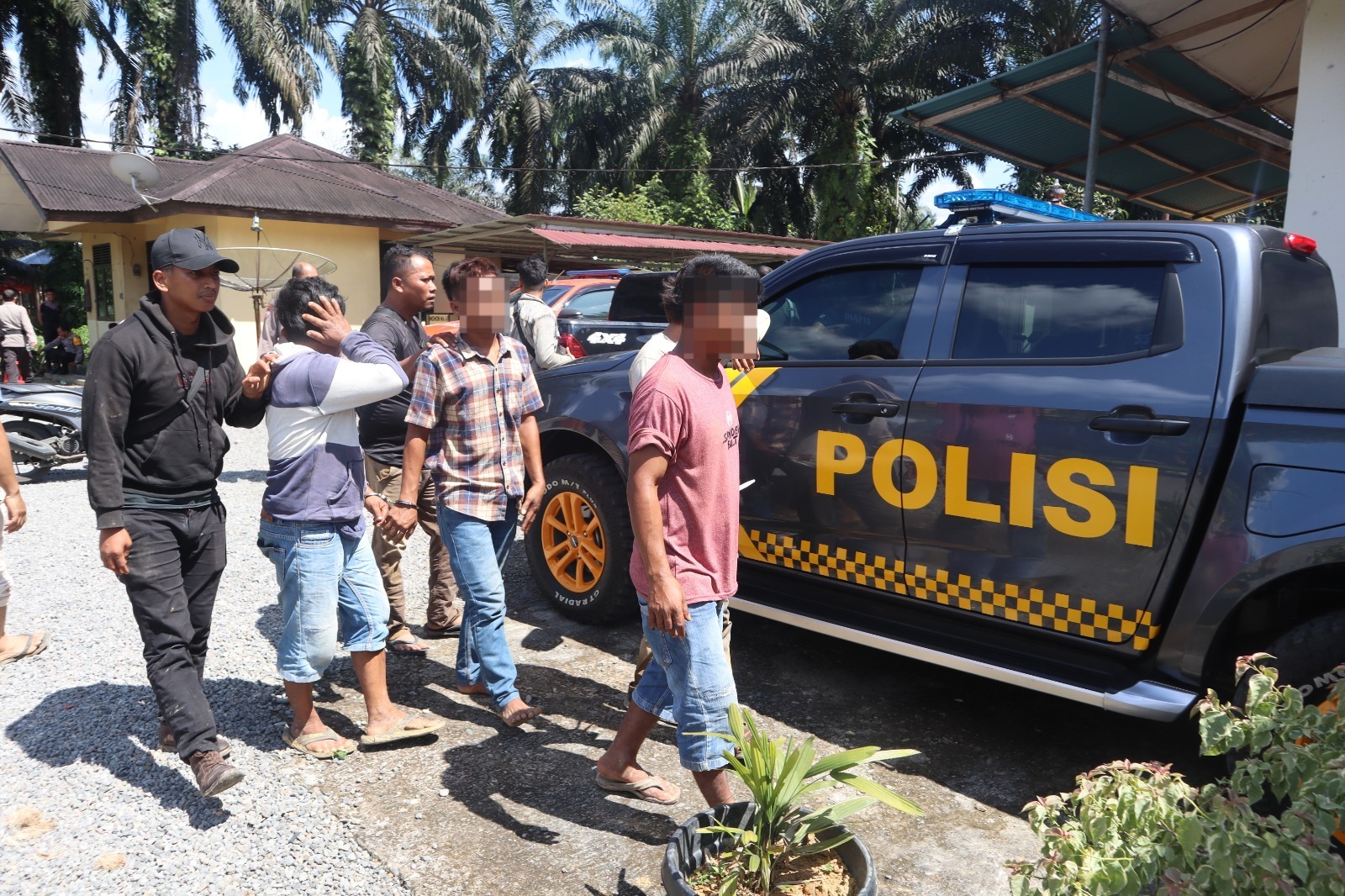 Petugas Polres Pasbar mengamnakan 7 pelaku penambang emas ilegal di nagari Batahan